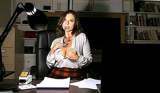 Порно: Неотразимая девушка Connie Carter с очень красивой грудью и круглой задницей, начала мило ласкать себя перед взором мужчины, пробуждая в кобелей неутолимое желание заняться с ней любовью