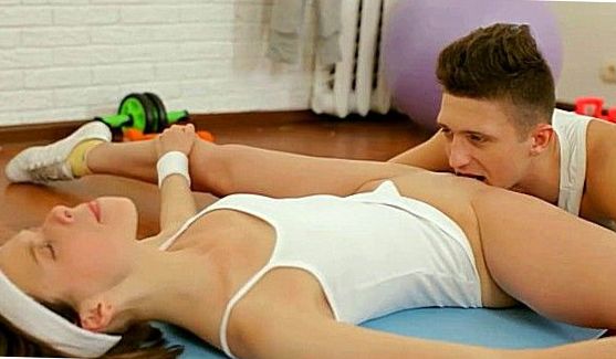 Порно: Шикарная блондинка дождалась с работы своего мужчину, с которого быстро стянула штаны, поместив его твердый член в свой ротик